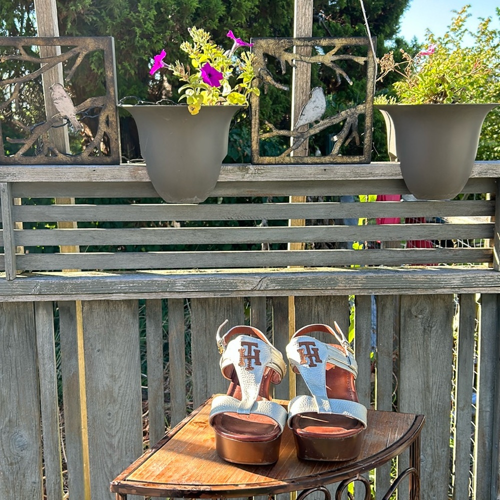 8.5 M gold and brown wedge sandals by Tommy Hilfiger - Picture 1 of 7